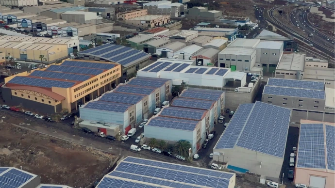 Paneles solares en los edificios de la Comunidad